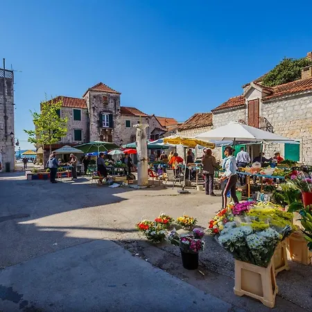 Town Square Cippico * Kastela